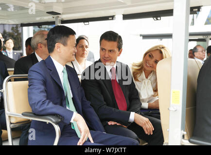 Le Président mexicain Enrique Pena Nieto, centre, et son épouse Angelica Rivera visiter le siège de l'Alibaba avec Jack Ma ou Ma Yun, gauche, président de Ch Banque D'Images
