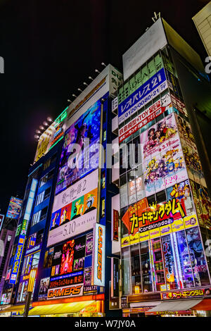 Tokyo, Japon - 11 mai 2019 : Akihabara est un quartier très animé, célèbre pour ses magasins d'électronique et le centre de la culture otaku du Japon, et de nombreux Banque D'Images