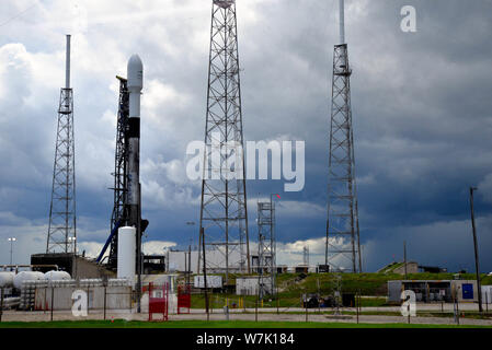 Base aérienne de Cap Canaveral. La Floride. USA. Aug 6, 2019. SpaceX Falcon 9 avec succès la fusée a décollé à partir de l'espace complexe de lancement 40 (SLC-40) à l'exécution CCAFS AMOS-17 satellite pour Spacecom. Le décollage s'est produit à 7.23 pm EDT et le satellite a déployé environ 31 minutes après le décollage. Crédit photo : Julian Poireau/Alamy Live News Banque D'Images