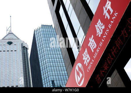 --FILE--Vue d'une direction de China Merchants Bank (CMB) dans la région de Jinan City, Shandong province de Chine orientale, le 28 juillet 2016. China Merchants Bank (CMB) ope Banque D'Images