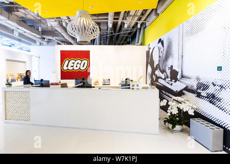 --FILE--employés chinois travaillent dans un nouveau bureau de jouets danois Lego bouilloire à Shanghai, Chine, 28 mars 2017. Haut toy maker groupe Lego sera réduit d'environ 1 Banque D'Images