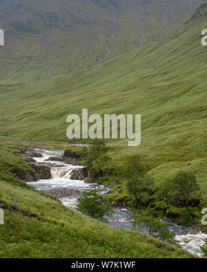 La rivière Etive traverse Glen Etive dans les highlands écossais près de Glencoe moody sur un jour de pluie de nuages bas Banque D'Images
