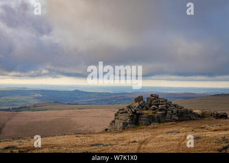 Vue large de grand mal à dartmoor tor sur un jour nuageux. Banque D'Images