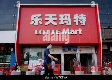 --FILE--un piéton passe devant un groupe de Lotte Lotte Mart à Shenyang city, Liaoning Province du nord-est de la Chine, 30 mai 2017. Lotte de la Corée du Sud Banque D'Images