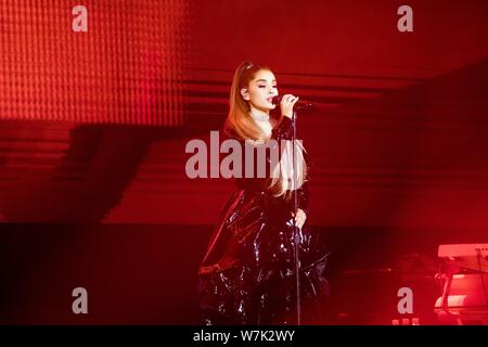 --FILE--chanteuse et actrice Ariana Grande effectue lors d'un concert dans la ville de Guangzhou, province du Guangdong en Chine du Sud, 30 août 2017. Banque D'Images