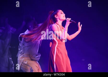 --FILE--chanteuse et actrice Ariana Grande effectue lors d'un concert dans la ville de Guangzhou, province du Guangdong en Chine du Sud, 30 août 2017. Banque D'Images