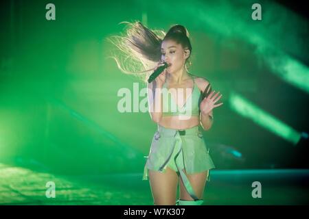 --FILE--chanteuse et actrice Ariana Grande effectue lors d'un concert dans la ville de Guangzhou, province du Guangdong en Chine du Sud, 30 août 2017. Banque D'Images