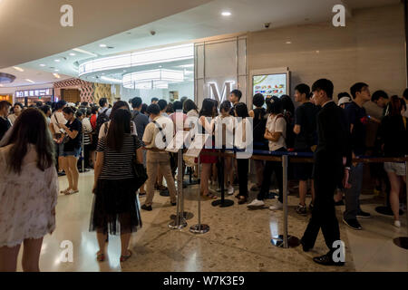 Les clients en file d'attente jusqu'à acheter des gâteaux en couches en face de la Chine continentale de la première boutique New York marque Dame gâteau M à Shanghai ifc mall à Pudong, Shan Banque D'Images