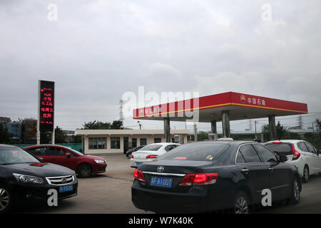 --FILE--voitures font la queue jusqu'à faire le plein à la station de gaz de la CNPC (China National Petroleum Corporation), la société mère de PetroChina, dans la ville de Nantong, EAS Banque D'Images