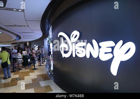 Les clients attendent d'entrer dans la deuxième magasin Disney dans HKRI Taikoo Hui shopping mall à Shanghai, Chine, le 2 septembre 2017. Walt Disney Co, le monde Banque D'Images