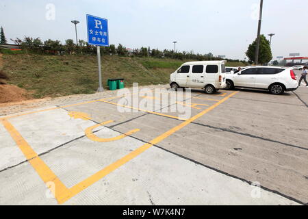Un véhicule est stationné sur les places de stationnement pour les femmes seulement environ 50 centimètres plus large que d'autres parkings dans le G30 CKhorgas¨Expressw Lianyungang Banque D'Images