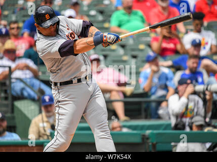 04 août 2019 : Detroit Tigers frappeur Miguel Cabrera # 24 au bâton en Ligue Majeure de Baseball pendant un match entre les Tigers de Detroit et les Texas Rangers à Globe Life Park à Arlington, Texas Detroit défait 9-4 Albert Pena/CSM Banque D'Images