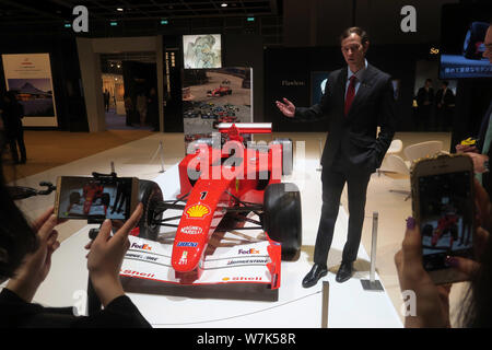 La 2001 Ferrari F2001 conduite par le pilote allemand Michael Schumacher est sur l'affichage lors d'une vente aux enchères de Sotheby's aperçu dans Hong Kong, Chine, 28 Banque D'Images