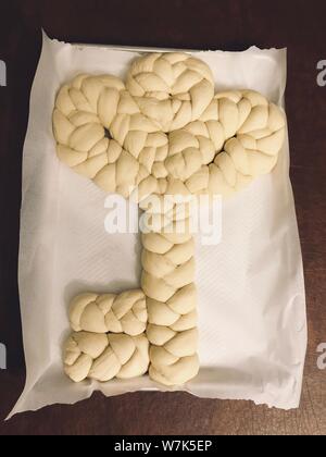 Pain Shlislle challah en forme de clé du vegan de blé isolé Banque D'Images