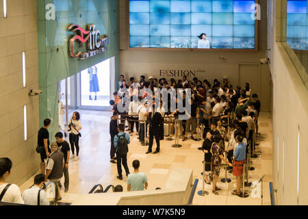 Les clients en file d'attente jusqu'à acheter des gâteaux en couches en face de la Chine continentale de la première boutique New York marque Dame gâteau M à Shanghai ifc mall à Pudong, Shan Banque D'Images