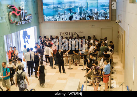 Les clients en file d'attente jusqu'à acheter des gâteaux en couches en face de la Chine continentale de la première boutique New York marque Dame gâteau M à Shanghai ifc mall à Pudong, Shan Banque D'Images