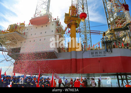 Les travailleurs chinois assister à la cérémonie de livraison de la ''Xin Wu Shengli'' de forage construit par CIMC Raffles pour Sinopec (China Petroleum & Chemica Banque D'Images