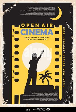 Cinéma en plein air vintage poster vector design. Cinéma en plein air retro circulaire avec bande de film et silhouette d'enfant d'atteindre la lune dans l'espace négatif. Illustration de Vecteur