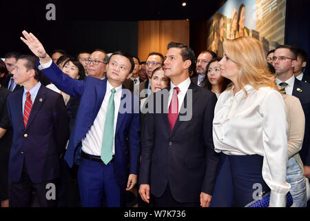 Le Président mexicain Enrique Pena Nieto, centre, et son épouse Angelica Rivera visiter le siège de l'Alibaba avec Jack Ma ou Ma Yun, deuxième à gauche, chairma Banque D'Images