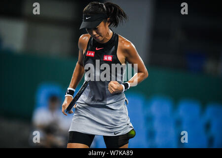 Shuai Zhang de Chine réagit après avoir marqué contre Kateryna Kozlova, de l'Ukraine en match quart leur lors de la WTA Guangzhou International Women Banque D'Images