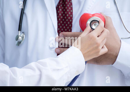 Concept de la santé. Les médecins réunion à discuter sur l'information du patient et X-ray Images. Banque D'Images