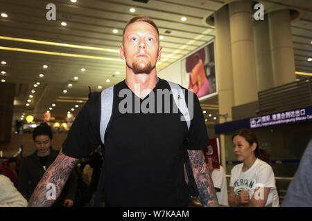 Joueur de basket-ball professionnel américain Nick Minnerath, nouveau joueur du Shanghai Sharks de la Chinese Basketball Association (CBA), est représenté à l'arrière Banque D'Images