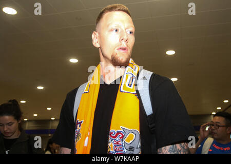 Joueur de basket-ball professionnel américain Nick Minnerath, nouveau joueur du Shanghai Sharks de la Chinese Basketball Association (CBA), est représenté à l'arrière Banque D'Images