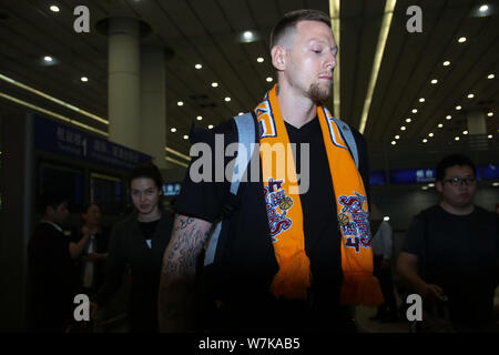 Joueur de basket-ball professionnel américain Nick Minnerath, nouveau joueur du Shanghai Sharks de la Chinese Basketball Association (CBA), est représenté à l'arrière Banque D'Images