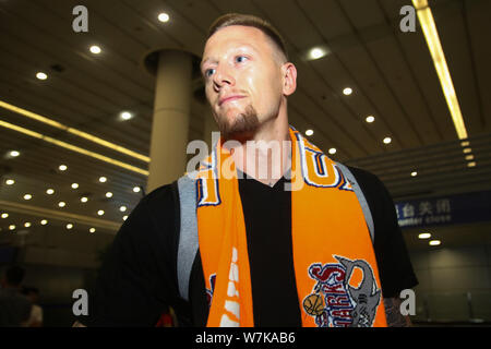 Joueur de basket-ball professionnel américain Nick Minnerath, nouveau joueur du Shanghai Sharks de la Chinese Basketball Association (CBA), est représenté à l'arrière Banque D'Images