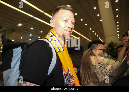 Joueur de basket-ball professionnel américain Nick Minnerath, nouveau joueur du Shanghai Sharks de la Chinese Basketball Association (CBA), est représenté à l'arrière Banque D'Images