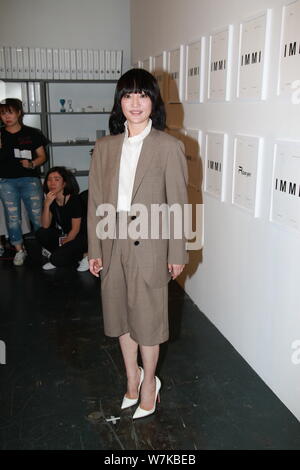 L'actrice chinoise Zhou Xun pose lors d'un événement de marque à Shanghai, Chine, 12 septembre 2017. *** *** Légende locale Banque D'Images