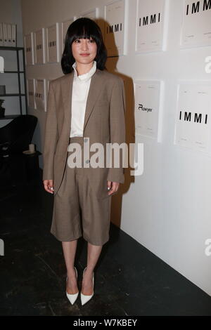 L'actrice chinoise Zhou Xun pose lors d'un événement de marque à Shanghai, Chine, 12 septembre 2017. *** *** Légende locale Banque D'Images