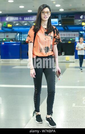 Le mannequin chinois Xi Mengyao, mieux connu sous le nom de Ming Xi, est photographié à l'Aéroport International de Pékin à Beijing, Chine, 7 septembre 2017. Banque D'Images