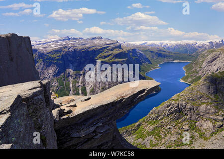 Vue panoramique de Trolltunga (le célèbre Troll's tongue destination norvégien) et le lac Ringedalsvatnet en Odda, Norvège Banque D'Images