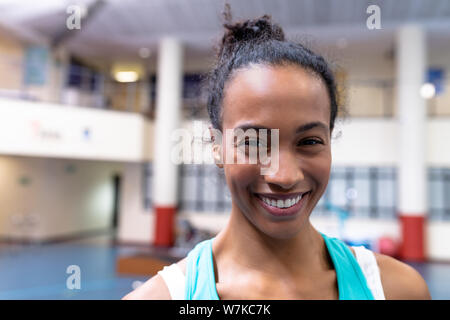 Happy woman looking at camera in sports centre Banque D'Images