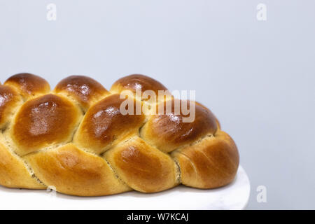 Challah maison pain tressé pour le Shabbat juif traditionnel food design element room pour le texte Banque D'Images