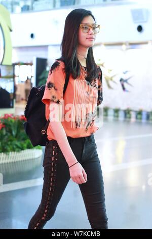 Le mannequin chinois Xi Mengyao, mieux connu sous le nom de Ming Xi, est photographié à l'Aéroport International de Pékin à Beijing, Chine, 7 septembre 2017. Banque D'Images