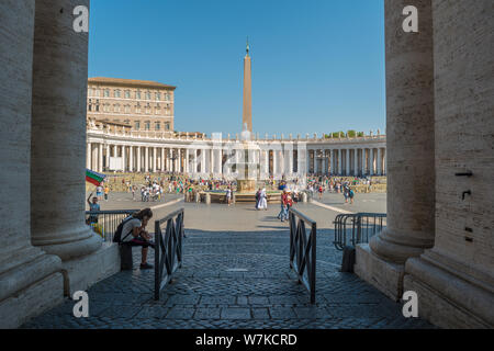 Le centre de la Place Saint Pierre vu de la colonnes doriques au Vatican Banque D'Images