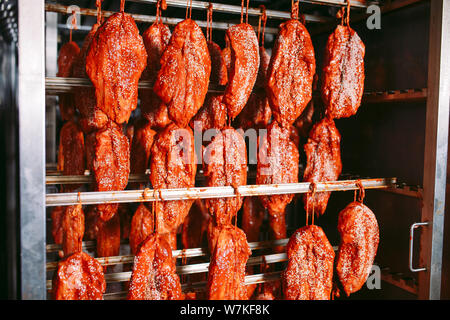 Jambon fumé au four. Dans l'usine de production de saucisses. Banque D'Images