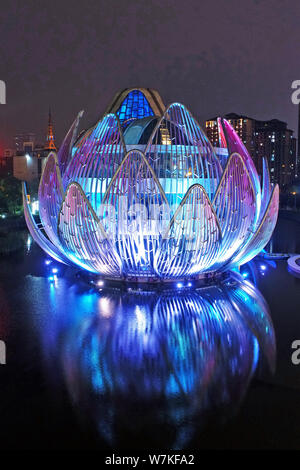 Vue de la nuit de l'architecture australienne Lotus Bâtiment par Studio 505 fermes au centre de la ville de Changzhou Wujin District de Jiangsu, de l'est pr Banque D'Images