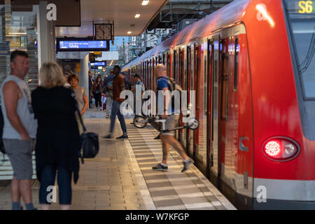 Munich, Allemagne. 07Th Aug 2019. Descendre les passagers et d'un S-Bahn à la station Hackerbrücke. Une section du tunnel avait paralysé le trafic S-Bahn dans le centre-ville de Munich, mardi. L'eau était "sur une distance de 150 mètres jusqu'à 50 centimètres de haut', a déclaré un porte-parole de la brigade de pompiers de Munich. Credit : Lino Mirgeler/dpa/Alamy Live News Banque D'Images