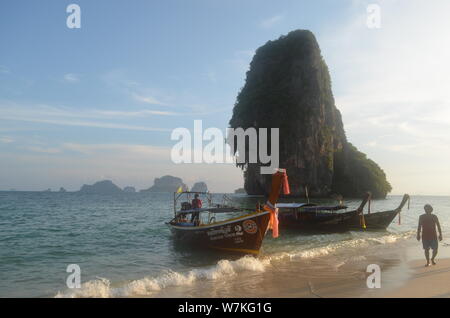 Karst calcaire une île au large de la côte de Phranang Beach Asie Thaïlande Krabi Ao Nang Banque D'Images