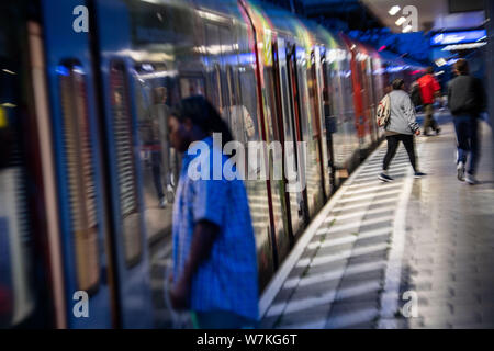 Munich, Allemagne. 07Th Aug 2019. Descendre les passagers et d'un S-Bahn à la station Hackerbrücke. Une section du tunnel avait paralysé le trafic S-Bahn dans le centre-ville de Munich, mardi. L'eau était "sur une distance de 150 mètres jusqu'à 50 centimètres de haut', a déclaré un porte-parole de la brigade de pompiers de Munich. Credit : Lino Mirgeler/dpa/Alamy Live News Banque D'Images