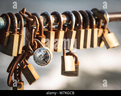 Les amateurs de groupe cadenas attachés sur un pont. Les jeunes gens promettent de verrouiller leur amour Banque D'Images