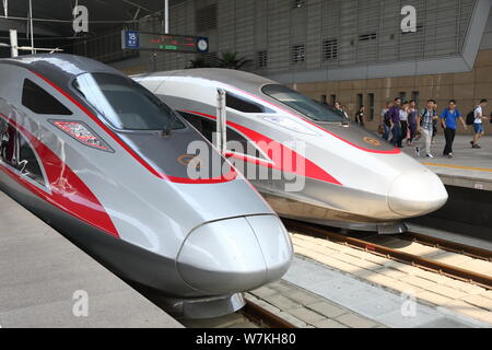 'Haut-débit' Fuxing bullet trains sur le chemin de fer interurbain Beijing-Tianjin sont illustrés dès votre arrivée à la gare ferroviaire de Tianjin de Tianjin, Chin Banque D'Images