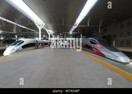 Un 'haut-débit' Fuxing bullet train sur le chemin de fer interurbain Beijing-Tianjin, droite, et d'un CRH (China railway High-speed bullet train) sont à Banque D'Images