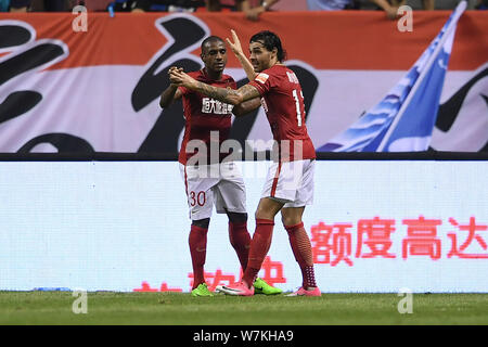 Joueur de football brésilien Ricardo Goulart, droite, de Guangzhou Evergrande Taobao, célèbre avec son coéquipier, joueur de football brésilien, Muriqui après Banque D'Images