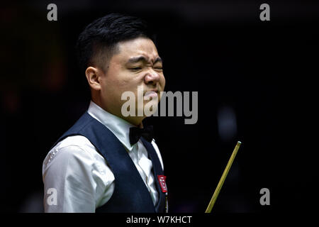 Ding Junhui de Chine réagit après avoir joué un coup d'Alan McManus d'Écosse dans leur deuxième tour au cours de la Chine 2017 Championship Snooker à Banque D'Images