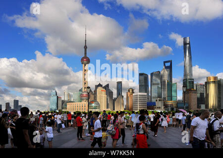 Les touristes chinois et étrangers visiter la promenade sur le Bund, le long de la rivière Huangpu et contre l'avis du financier de Lujiazui avec des gratte-ciel bu Banque D'Images