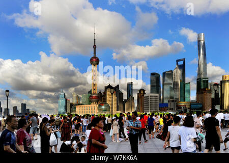 Les touristes chinois et étrangers visiter la promenade sur le Bund, le long de la rivière Huangpu et contre l'avis du financier de Lujiazui avec des gratte-ciel bu Banque D'Images